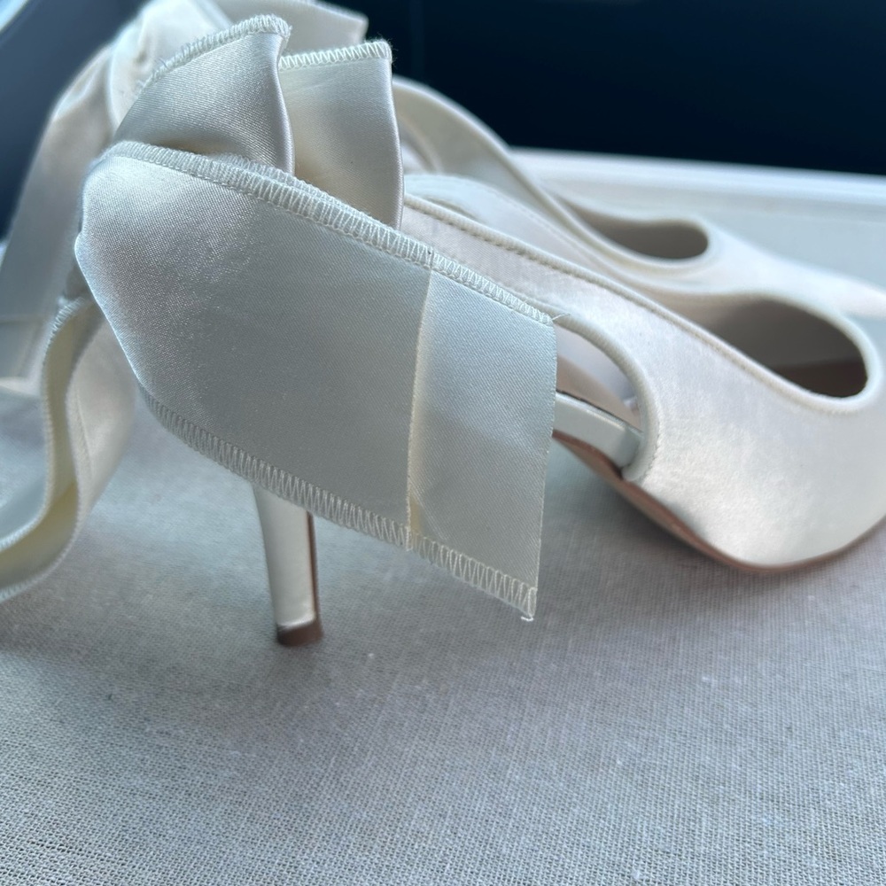 Elegant White Pointed-Toe Bow Flats - Picture 6 of 12